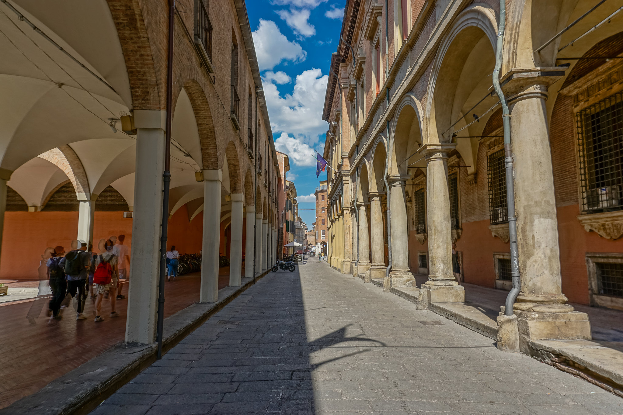 università